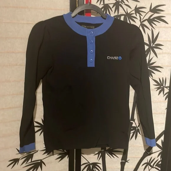 Chase Bank contrast top - Picture 1 of 3